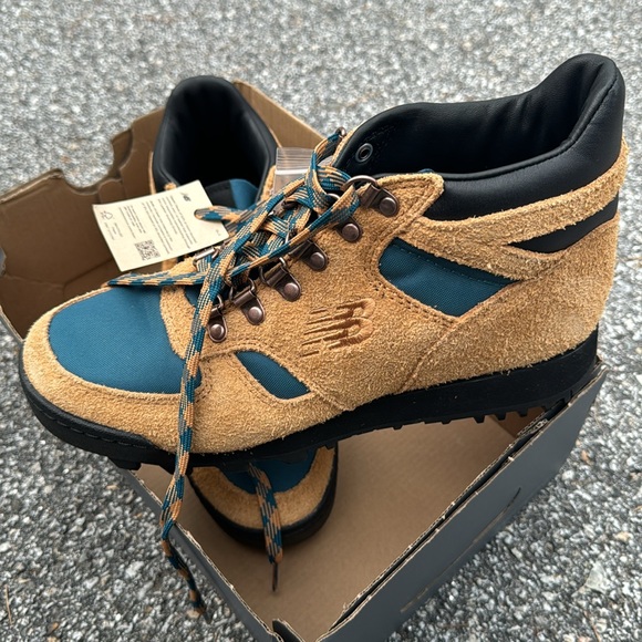 ❌ SOLD ❌New Balance RAINIER Hiking Trail Boots Vibram Brown Suede NWT - Picture 1 of 12